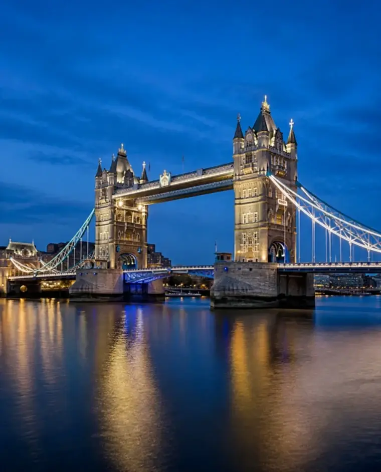Tower Bridge iluminada sobre o rio Tâmisa, em Londres