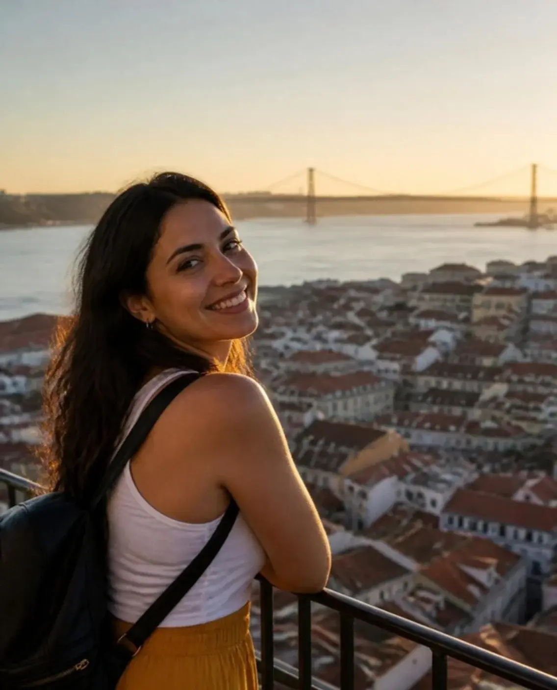 Viajante sorrindo num mirante de Lisboa, com o rio Tejo ao fundo